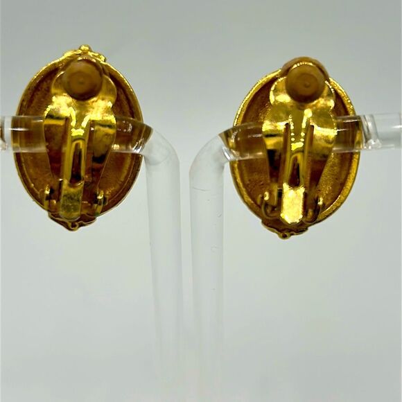 Vintage Gold tone and Black Cameo Earrings - Clip on - Picture 2 of 3